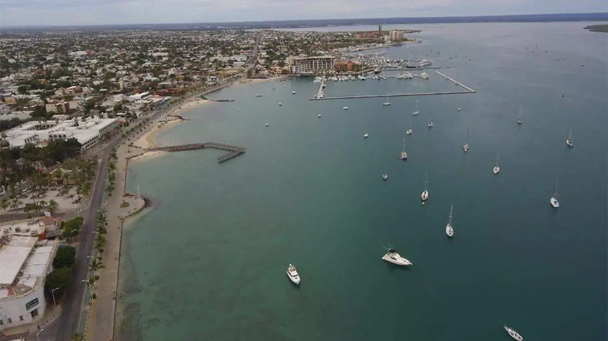 Malecón bahía lanchas botes La Paz